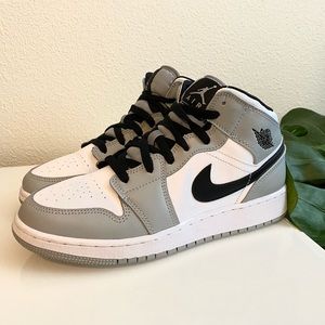 AIR JORDAN 1 MID SMOKE GREY